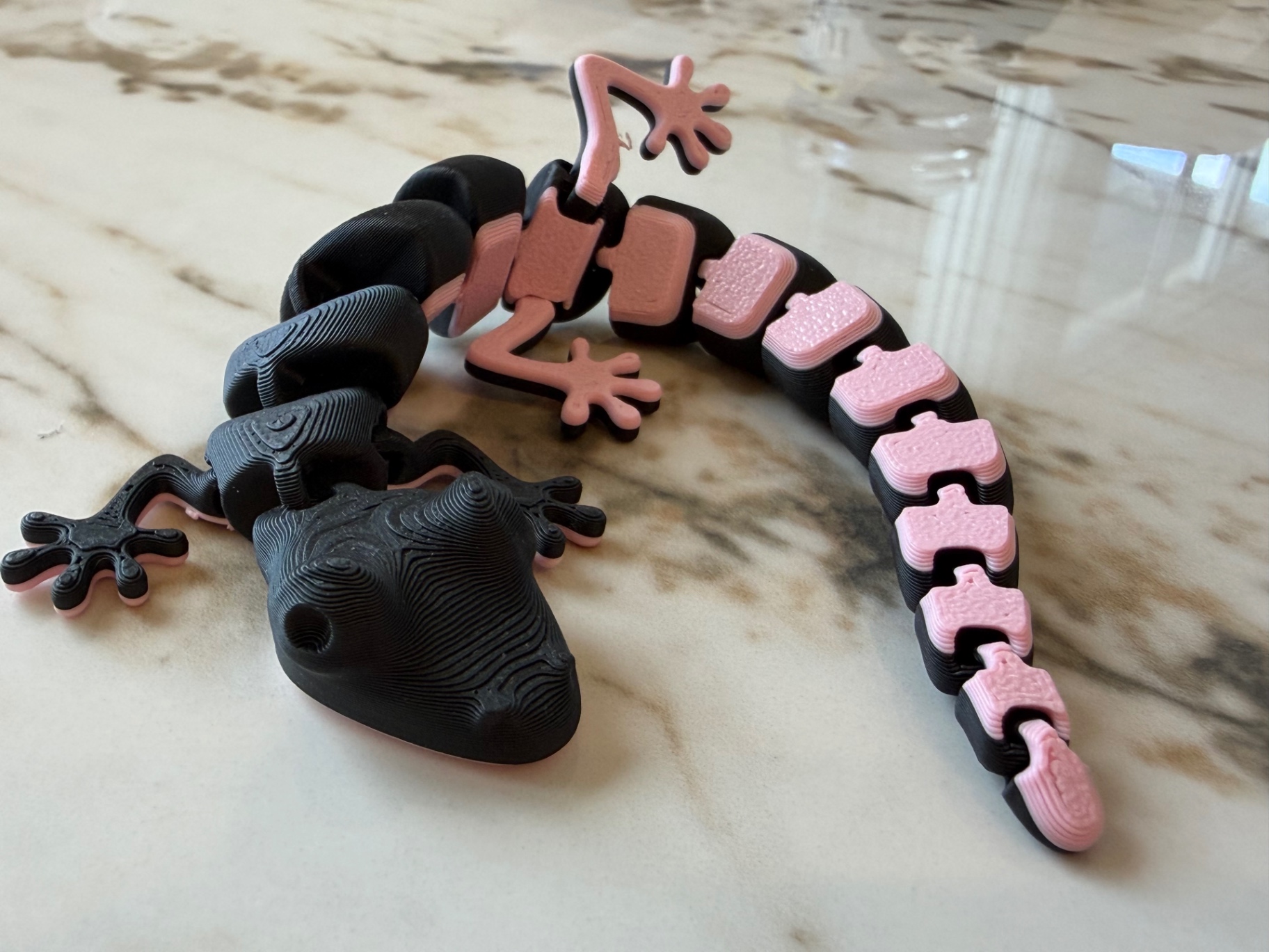 Blossom Gecko — Articulated gecko in black and soft pink